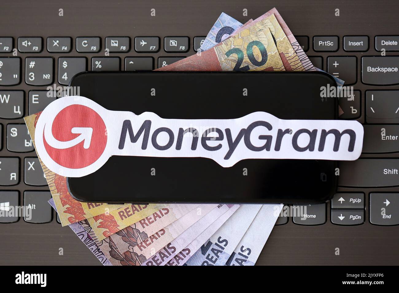 TERNOPIL, UCRAINA - 6 SETTEMBRE 2022 il logotipo di carta MoneyGram si trova sulla tastiera nera del computer portatile con le retate brasiliane. MoneyGram è una frontiera americana Foto Stock