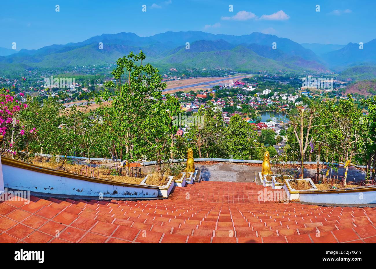 Le colline di Shan nebbie dalla cima della collina di Doi Kong Mu con le scale e le statue dorate dei leoni di Singha del tempio di Wat Phrathat Doi Kong Mu, Mae Hong Son, T Foto Stock