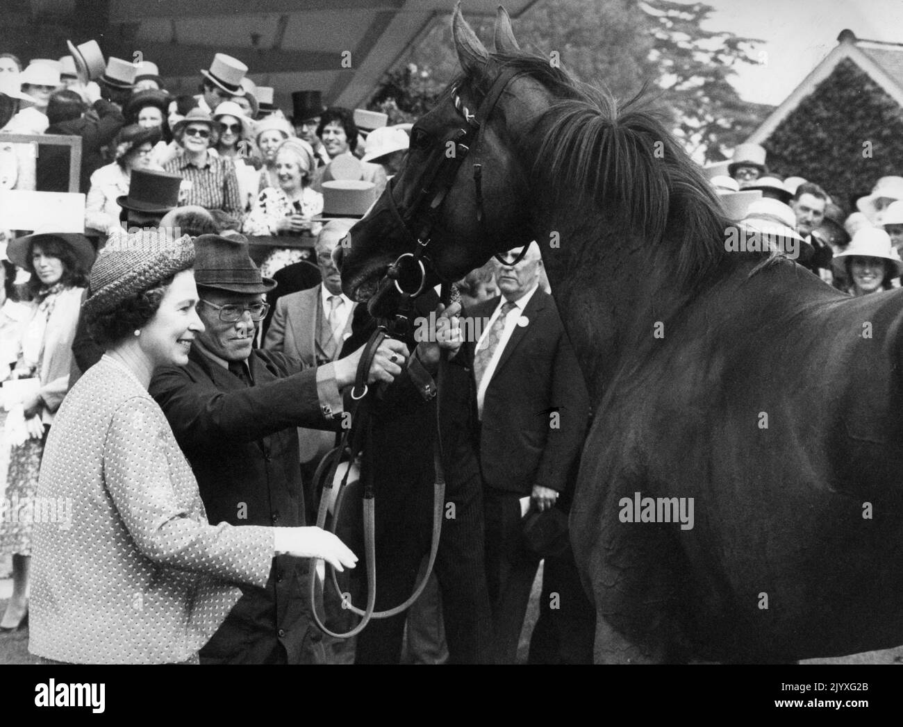 File foto datata 19/6/1979 della regina Elisabetta II nel recinto del vincitore con il suo cavallo espansivo, che ha vinto il Ribblesdale Stakes con Willie Carson il primo giorno di Royal Ascot. I cavalli, come i cani, erano l'amore per tutta la vita della Regina e aveva una conoscenza incredibile dell'allevamento e delle linee di sangue. Se si trattava di purosangue o pony, ha mostrato un interesse inesauribile. Data di emissione: Giovedì 8 settembre 2022. Foto Stock