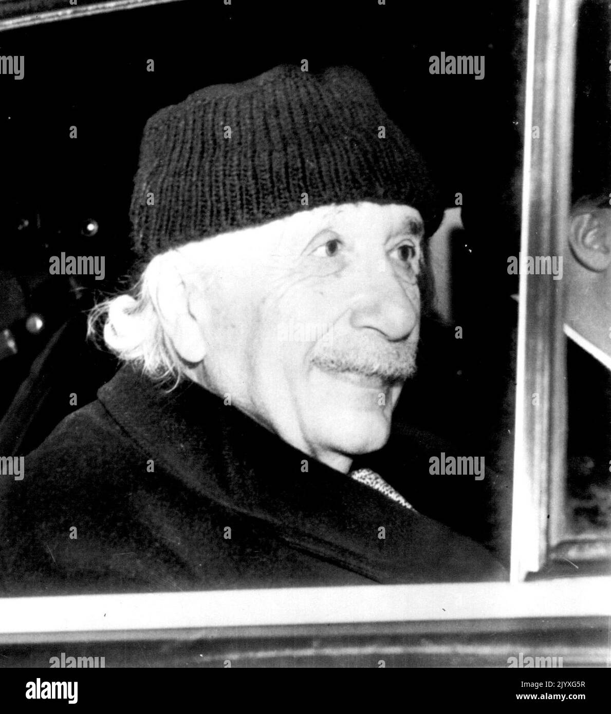 Einstein viene in città -- Albert Einstein, 73-year-old World-renowned fisico, lascia la corte qui oggi dopo aver fatto una delle sue apparizioni pubbliche di rabbia per conto di un amico, Einstein, ora insorto in ricerca avanzata alla Princeton University, è stato chiamato come testimone per un vecchio amico, fisico Gustav Bucky, 72, che ha intentato un procedimento per infrazione di brevetto contro un produttore, rivendicando diritti d'autore insufficienti per una telecamera medica altamente tecnica che aveva sviluppato. Novembre 28, 1952. (Foto di AP Wirephoto). Foto Stock