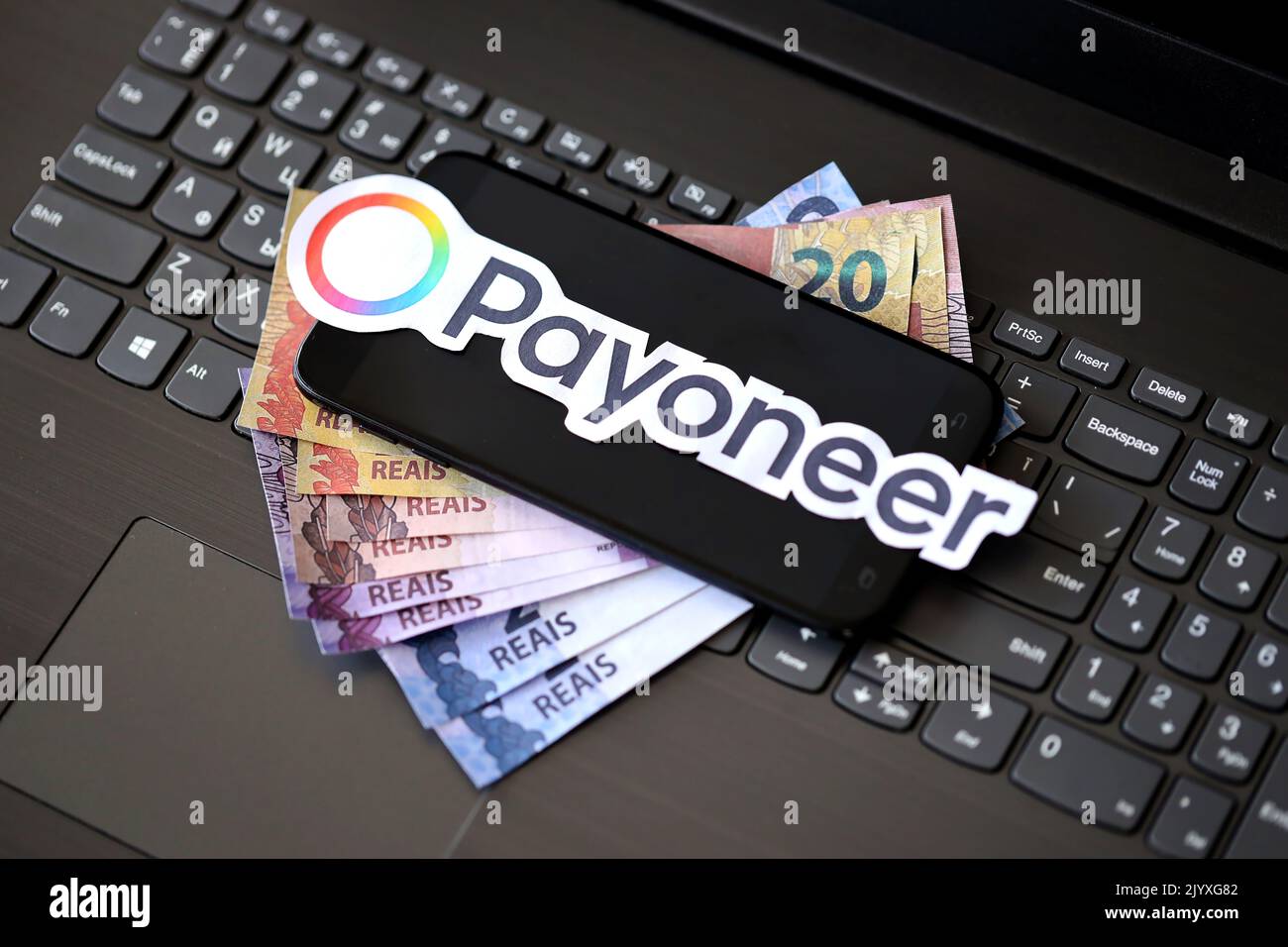 TERNOPIL, UCRAINA - 6 SETTEMBRE 2022 il logotipo di carta Payoneer si trova sulla tastiera nera del notebook con le fatture brasiliane. Payoneer è una società finanziaria americana Foto Stock