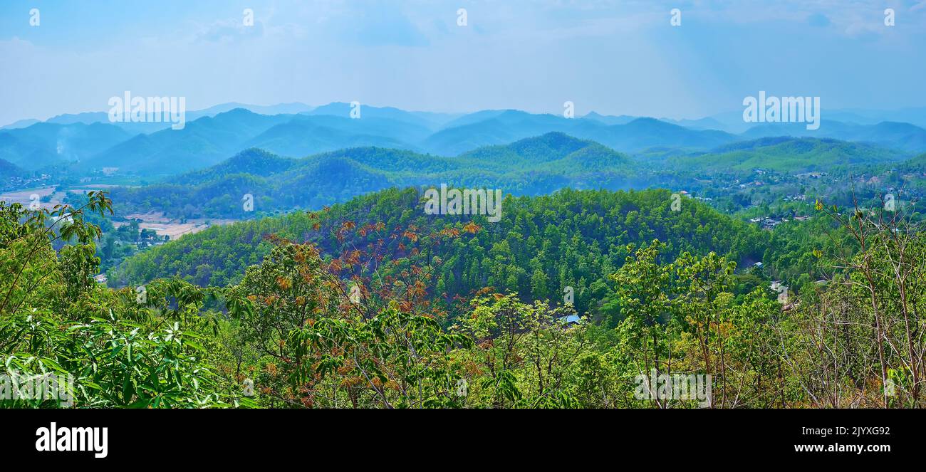 Il paesaggio di Dawna gamma di colline Shan, coperto da foreste lussureggianti e terreni agricoli, Mae Hong Son, Thailandia Foto Stock