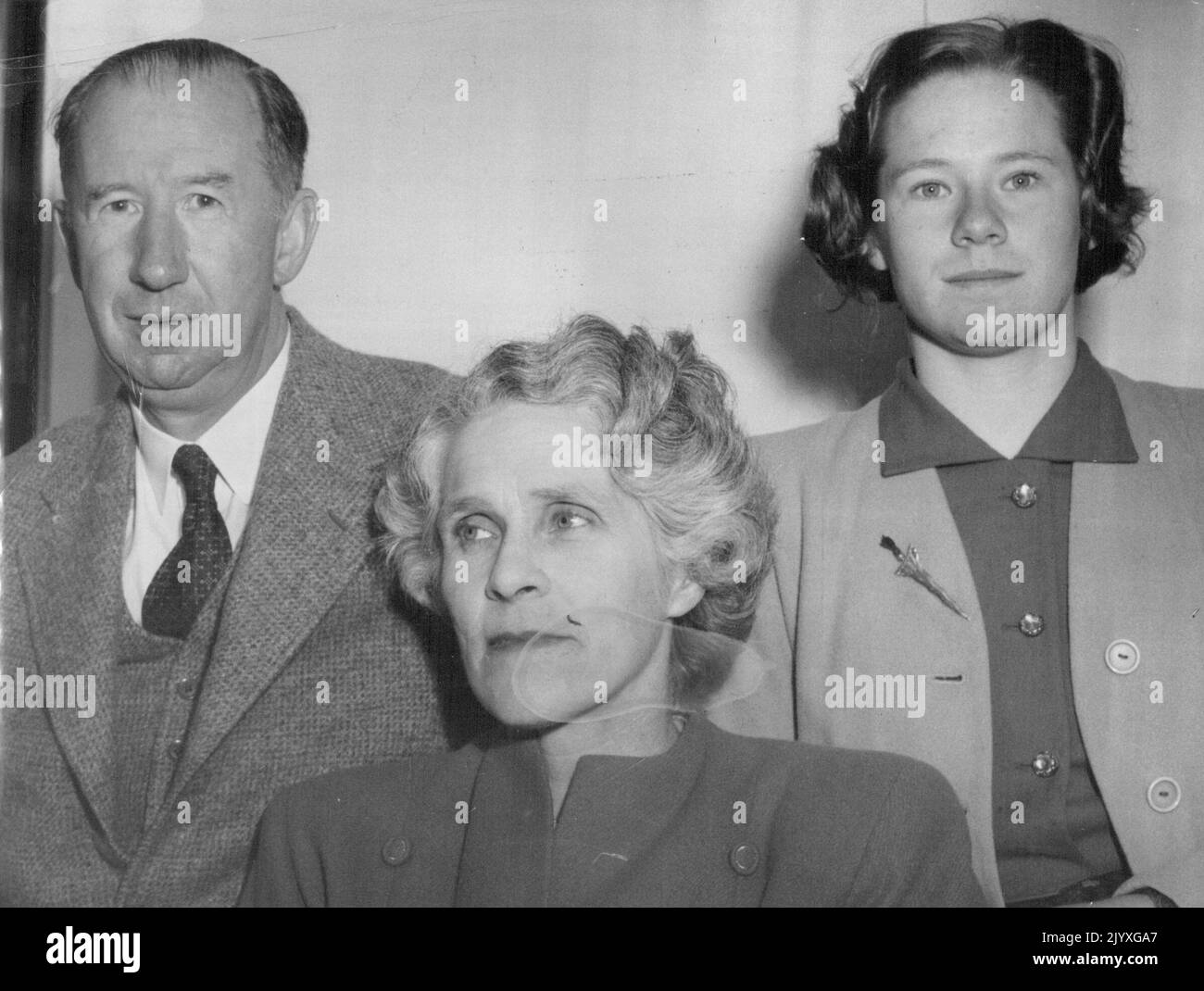 Best seller farà l'Australia la sua casa -- Best seller autore inglese Nevil Shute (nome reale Nevil Shute Norvegia) ha deciso di stabilirsi in Australia. Giunse oggi a Fremantle nello Strathnaver con sua moglie e sua figlia. È venuto in Australia perché è interessato all'Asia orientale e vuole che le sue due figlie finisca la loro educazione in Australia. Dal 1939 al 1948 gli scritti del sig. Shute gli hanno guadagnato $269.000 in dollari da solo. Ha pagato fino a $18/6 nell'imposta sul reddito di $£1. Ha visitato l'Australia 18 mesi fa e ha scritto un romanzo, Una città come Alice. Agosto 28, 1950. Foto Stock