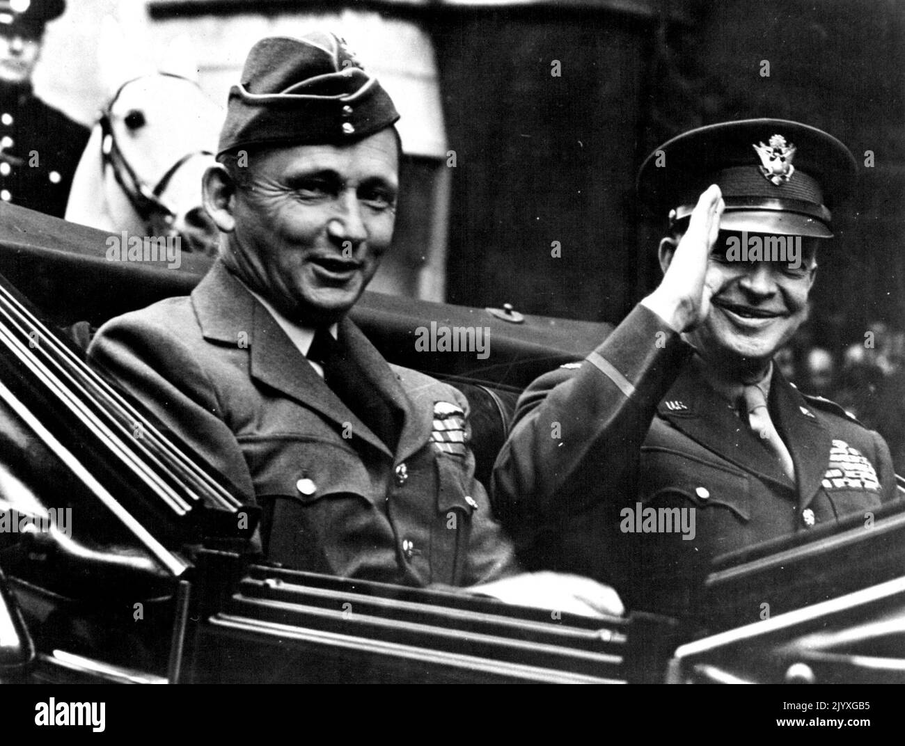 Il generale Eisenhower riceve la libertà della città di Londra - generale dell'esercito Dwight D. Eisenhower (a destra, in carrozza), comandante supremo della forza di spedizione alleata, saluta le folle di tifosi mentre guida da Temple Bar su Fleet Street alla storica Guildhall 12 giugno 1945, Ricevere la libertà della Città di Londra e la spada tradizionale dal Sindaco del Signore. È accompagnato dal capo dell'aviazione britannico Sir Arthur Tedder. Il generale Eisenhower è il quinto americano a ricevere l'onore. Marzo 22, 1947. (Foto di U.S. Signal Corps foto) Foto Stock