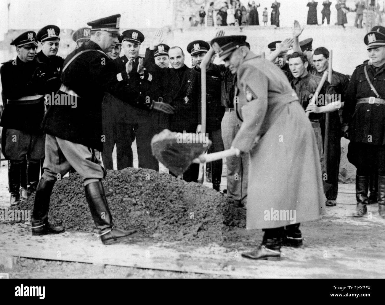 Mussolini in Italia Meridionale - il signor Mussolini fotografò con Vigour quando inaugurò l'opera di costruzione di una nuova toue a Crotone durante la sua visita in Calabria, nel Sud Italia. Capi fascisti e operai sono visti applaudendo il Duce. Aprile 03, 1939. (Foto di Keystone) Foto Stock