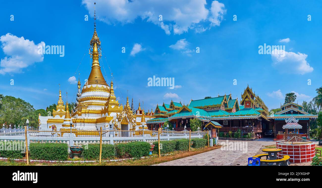 Panorama con giardino, bella viharn e Chedi scolpito del Tempio di Wat Chong Klang, Mae Hong Son, Thailandia Foto Stock