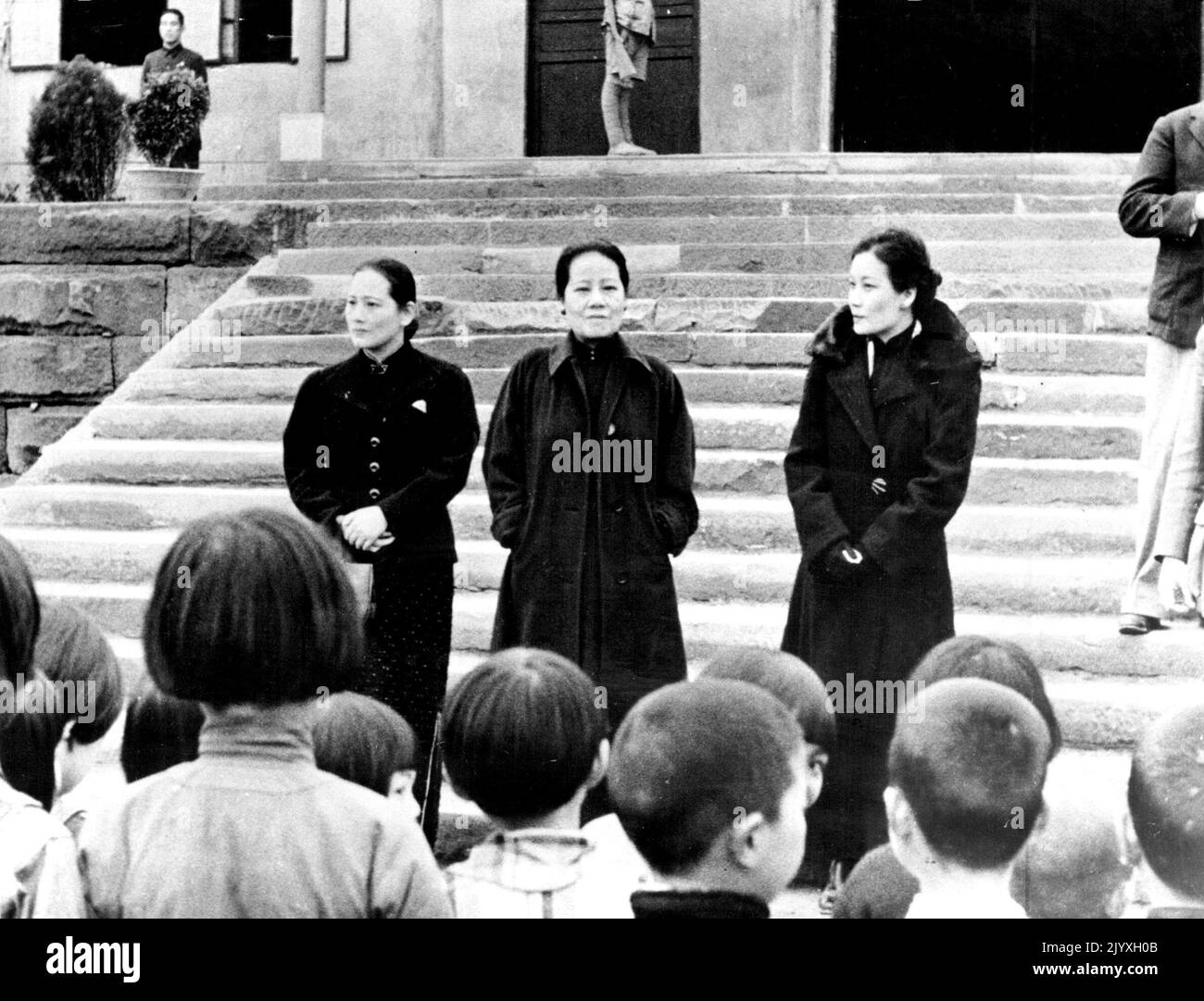 China's Leading Ladies - per la prima volta le tre famose sorelle Soong, le prime donne della Cina nazionalista sono mostrate insieme nella capitale cinese del tempo della guerra, Chungking. Da sinistra a destra a destra sono Madame H.H Kung, Madame Sun Yat-Sen e Madame Chiang Kai-Shek, Shek. Sono stati fotografati durante la celebrazione della giornata dei bambini a Chungking. 8 maggio 1940. (Foto di International News Photos). Foto Stock