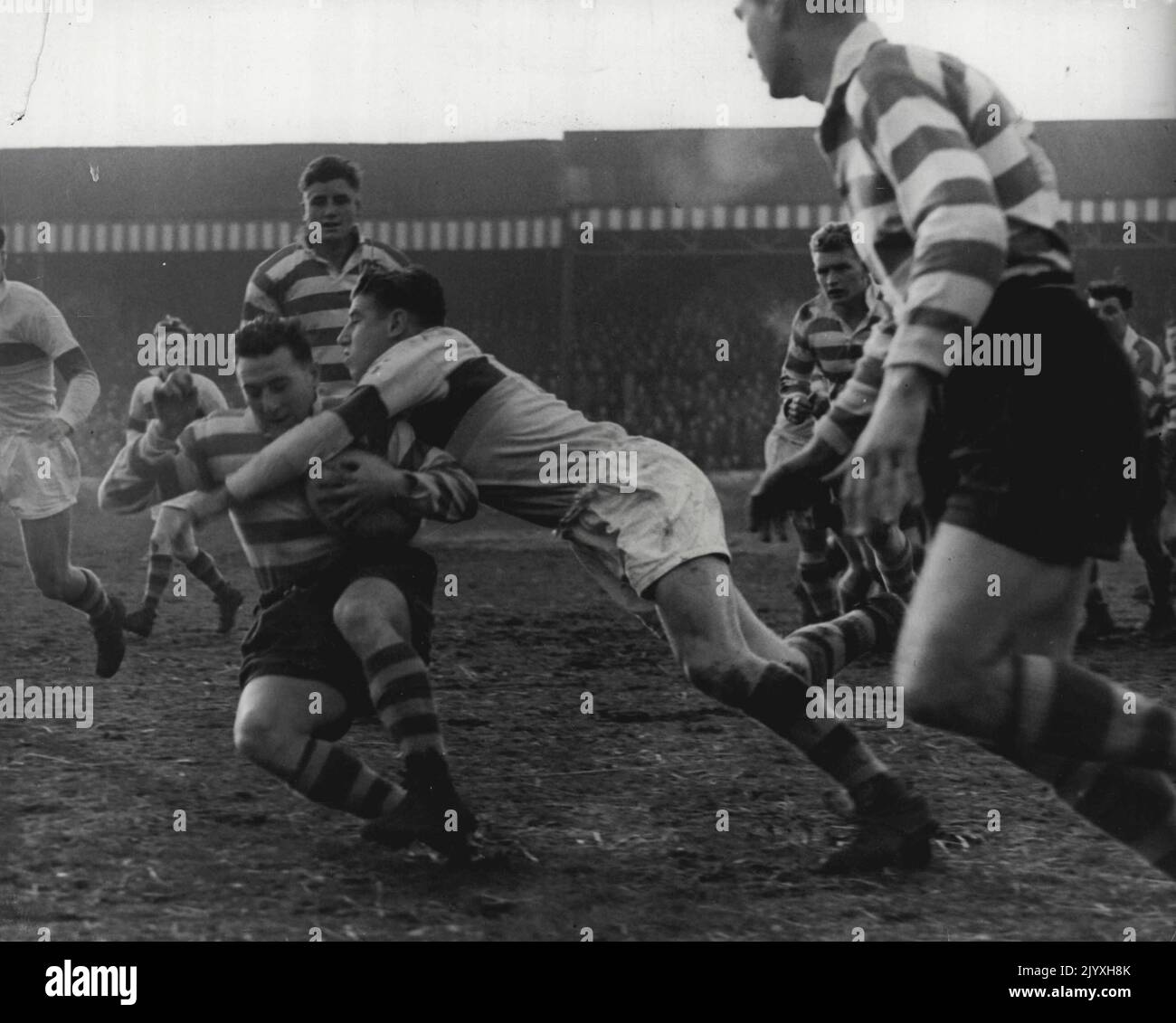 Oldham v Whitehaven - Pitchford di Oldham halfback è affrontato in breve un Whitehaven avanti in inglese R.L. match. Dicembre 31, 1955. Foto Stock