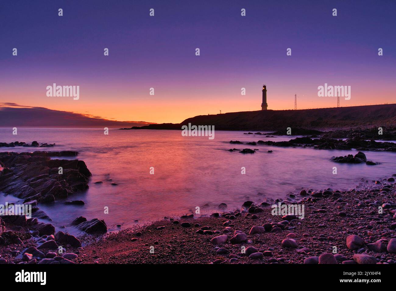 Sunise a Aberdeen Bay, Torry, Aberdeen, Scozia, guardando verso la Girdleness Light House. Foto Stock