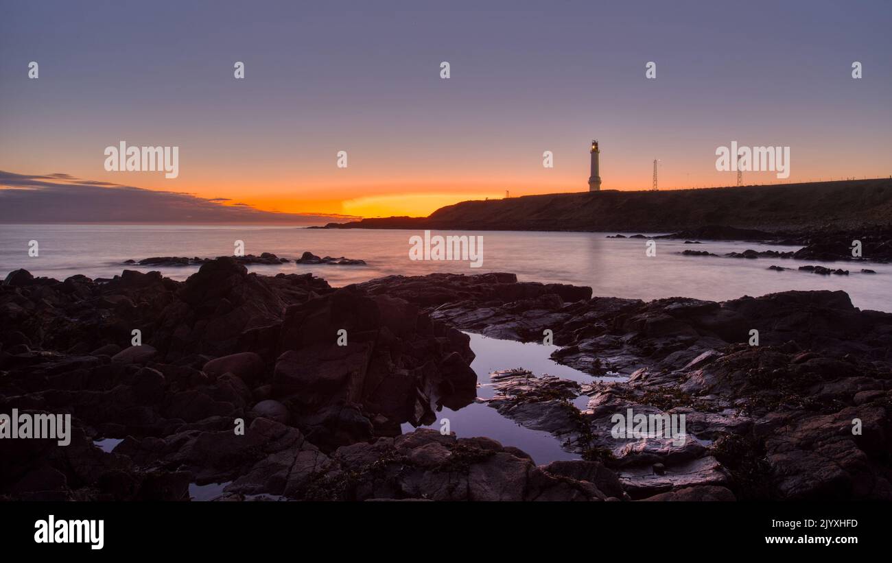 Sunise a Aberdeen Bay, Torry, Aberdeen, Scozia, guardando verso la Girdleness Light House. Foto Stock