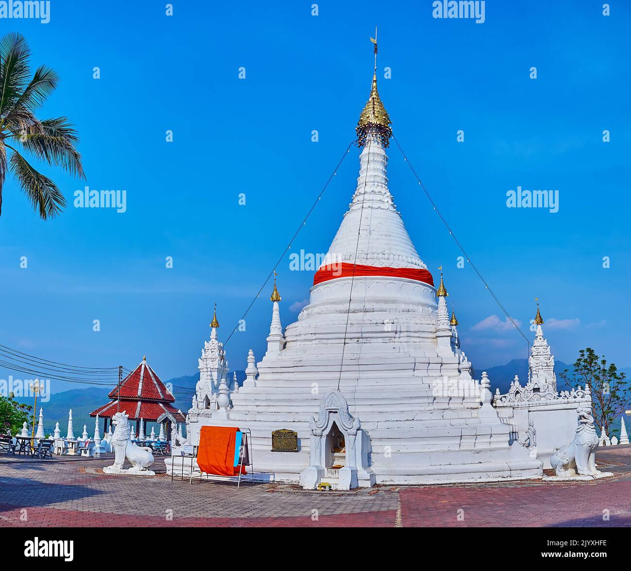 Il Chedi scolpito (stupa) di Wat Phrathat Doi Kong Mu Tempio con mini stupa e Chedi (Singha) leoni intorno ad esso, Mae Hong Son, Thailandia Foto Stock