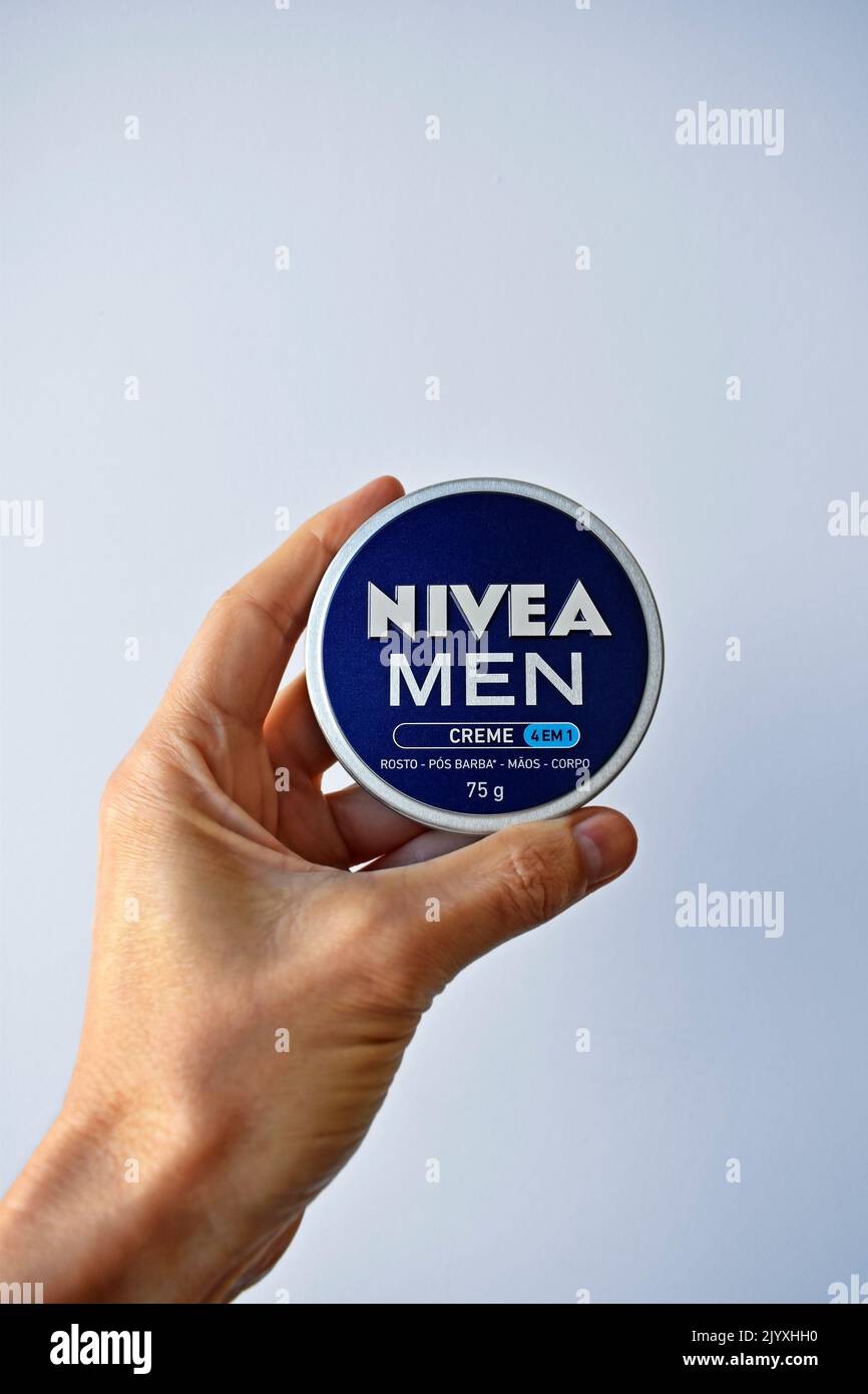 RIO DE JANEIRO, BRASILE - 27 AGOSTO 2022: Mano che tiene un vasetto di crema Nivea per gli uomini Foto Stock