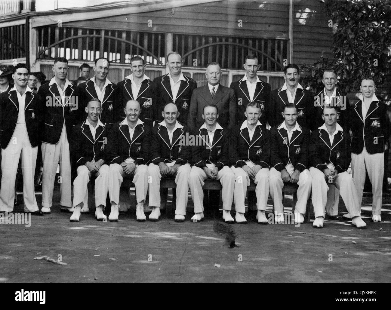 La squadra completa degli Australian Test Cricketers, presi prima della loro partita a Launceston. Da sinistra: C. L. Badcock, W. A. Brown, J. H. Fingleton, E. L. McCormick, W. J. o'Reilly, W. H. Jeanes (direttore), E. S. White, L. O. B. Fleetwood-Smith, F. A. Ward, C. W. Walker. Seduti: A. L. Hassett, A. G. Chipperfield, S. J. McCabe, D. G. Bradman, B. A. Barnett, S. Barnes e M. G. Waite. Marzo 01, 1938. Foto Stock