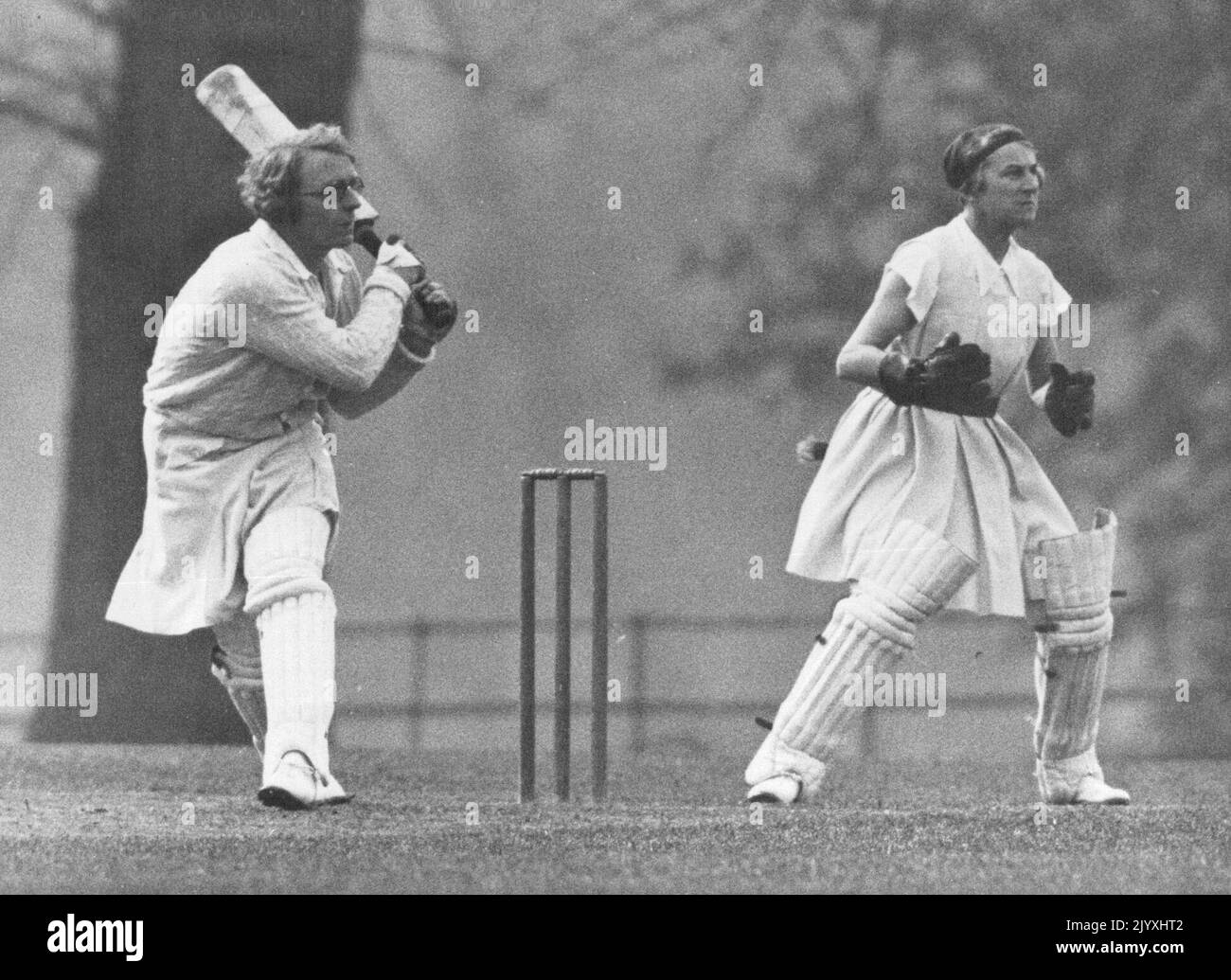 Ladies Cricket Match, al Cobham Village Cricket Ground, tra i Cuckoos e la Women's Cricket Association. La signorina M. Pollard (Capt of the Women's Cricket Association) punisce il bowling della signorina J. Blaker. Aprile 29, 1936. (Foto di Sport & General Press Agency Limited.). Foto Stock