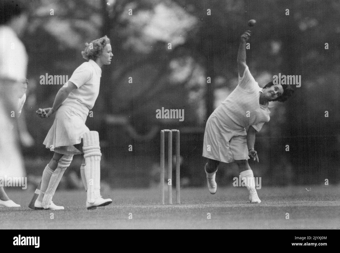 Ragazza che 'bocce 'EM Over' -- dimostrare la femmina della specie è anche più letale del maschio, Alma Vogt Australia clenches i denti come lei frusta su un 'ruser' nella partita di cricket delle donne contro Kent su Sevenoaks Vine, Sevenoaks. Kent, al giorno (Sabato). La partita ha aperto il tour femminile australiana di cricketers 1951 in Gran Bretagna. 19 maggio 1951. (Foto di Reuterphoto). Foto Stock