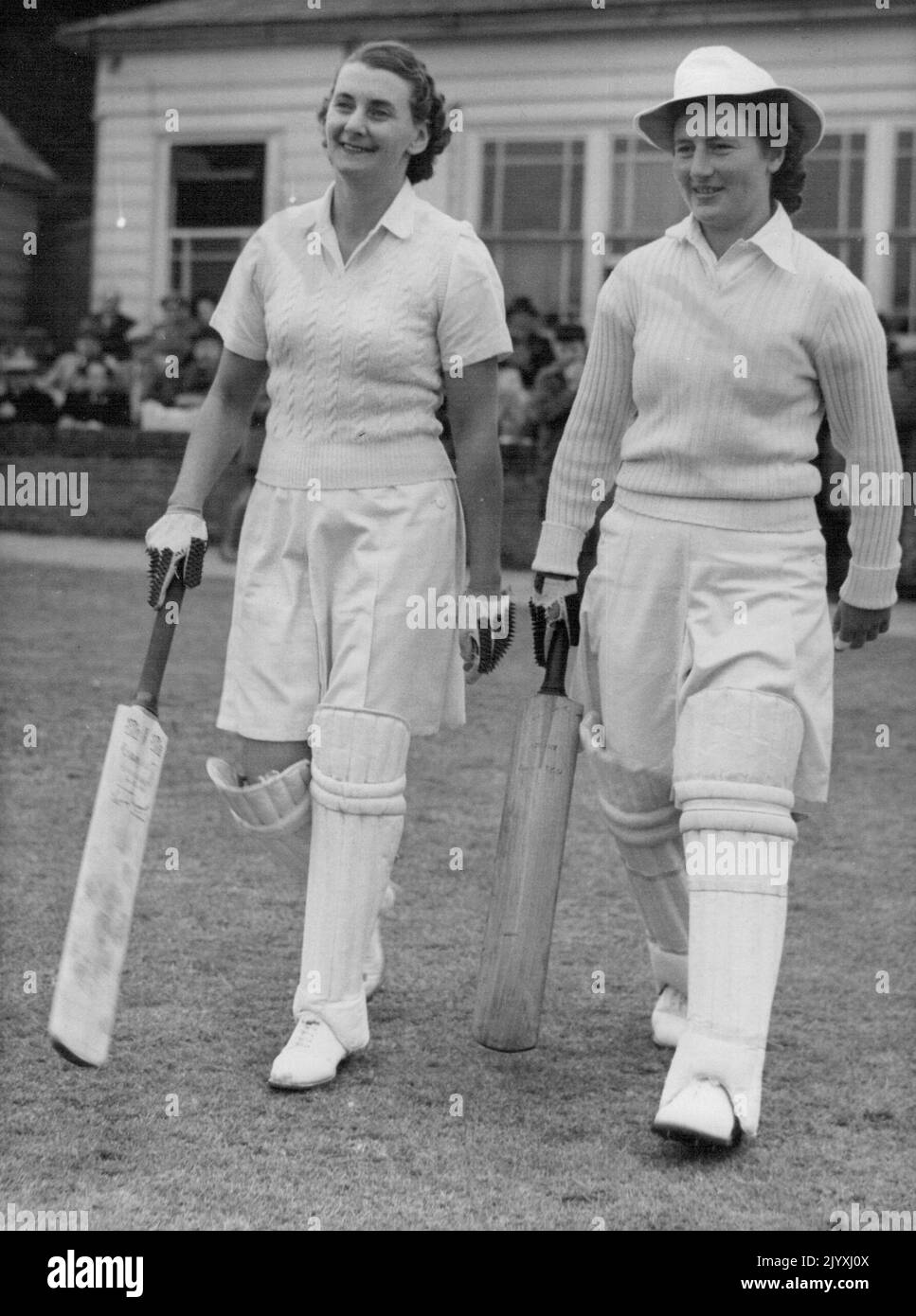 Australia's Openers -- Joan Schmidt di Victoria (sinistra) si allena con Mary Allitt del nuovo Galles del Sud per aprire le innings australiane delle donne nella loro partita contro la squadra di associazione di cricket delle donne del Kent a Sevenoaks, Kent, questo pomeriggio, 19 maggio. Giugno 20, 1951. (Foto per foto stampa associata). Foto Stock