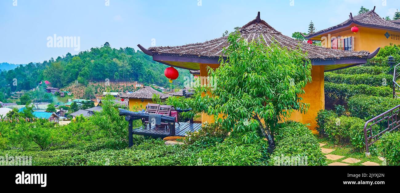 Panorama con piccole case turistiche cinesi su piantagione di tè, Ban Rak Thai Yunnan villaggio del tè, Thailandia Foto Stock