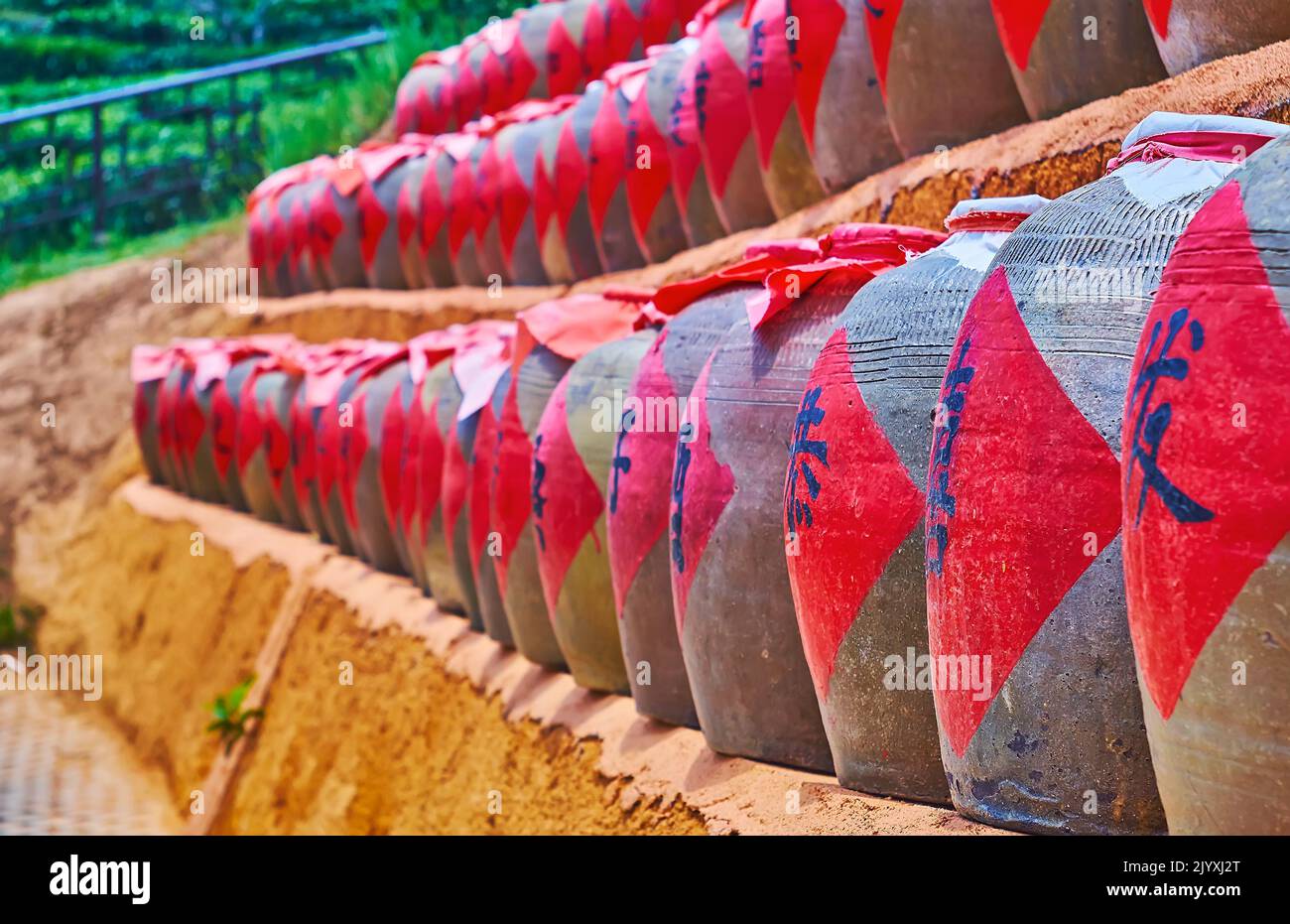 BAN RAK THAI, THAILANDIA - 6 MAGGIO 2019: Primo piano di vasetti di adobe per la fermentazione del vino nella località di Lee Wine Ruk Thai, il 6 maggio a Ban Rak Thai Foto Stock