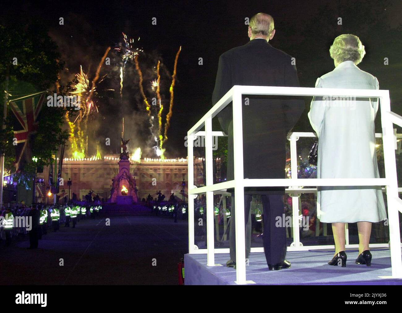 Foto del file datata 3/6/2002 della Regina Elisabetta II e del Duca di Edimburgo che osservano i fuochi d'artificio scoppiare su Buckingham Palace a Londra, dopo che la Regina ha acceso un faro per commemorare il suo Giubileo d'oro. La Regina ha fatto un giro nel Regno Unito durante il suo anno di Golden Jubilee – ma il 2002 ha anche visto la morte sia della sorella che della madre. I dubbiosi avevano insistito che il Giubileo d'oro sarebbe stato un flop – la monarchia non era più rilevante e i reali avrebbero dovuto finalmente inchinarsi ai repubblicani, sostenevano. Più di un milione di persone si sono rivelate nei giorni successivi durante il fine settimana di giugno Bank Holiday per fare festa sulla capitale Foto Stock