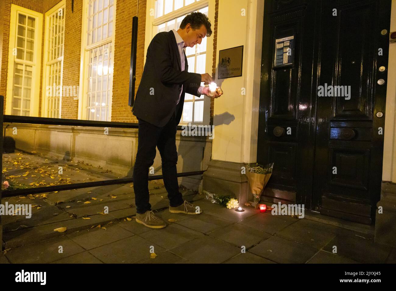 2022-09-08 21:16:45:19 L'AIA - Fiori all'ambasciata britannica dopo la morte della regina Elisabetta all'età di 96. netherlands out - belgium out Credit: ANP/Alamy Live News Foto Stock