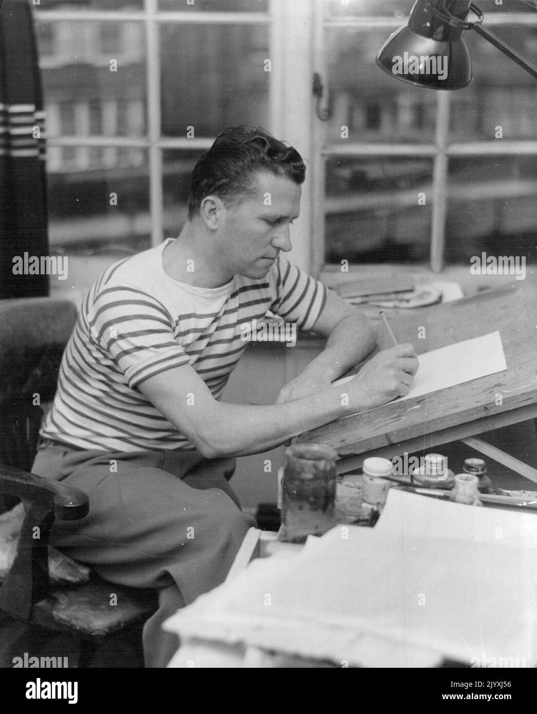 George Sprod - Sprod nello studio della sua casa Hampstead - quasi certamente l'unica sala di lavoro al mondo abbellita da un lampadario di cristallo overlead. Settembre 18, 1953. (Foto di Ross Freeman/Fairfax Media). Foto Stock