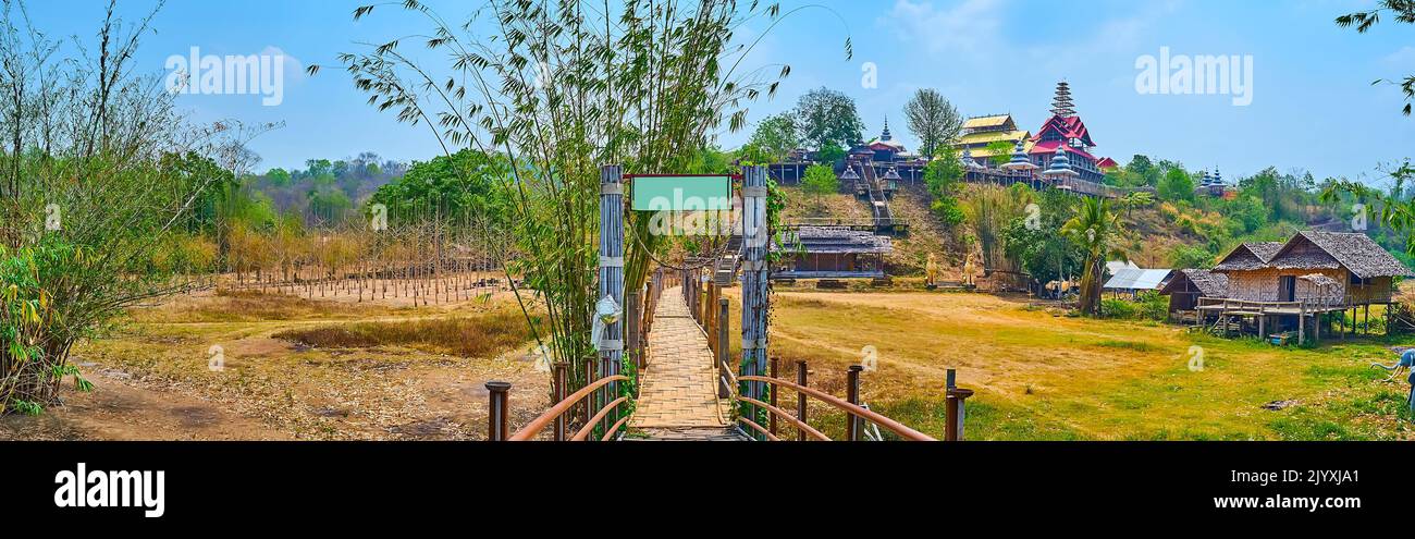 Panorama delle terre agricole asciutte, i fitti di bambù, il ponte di bambù su Tong Pae vintage e il tempio di Wat Tham Poo SA ma, sobborgo di Mae Hong Son, Thailan Foto Stock