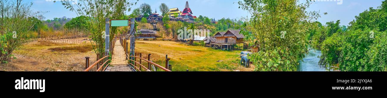 Il paesaggio collinare del sobborgo di Mae Hong Son con terreni agricoli, il Fiume SA-Nga, la giungla, il Ponte di Bambù su Tong Pae e il Tempio di Wat Tham Poo SA ma in cima Foto Stock