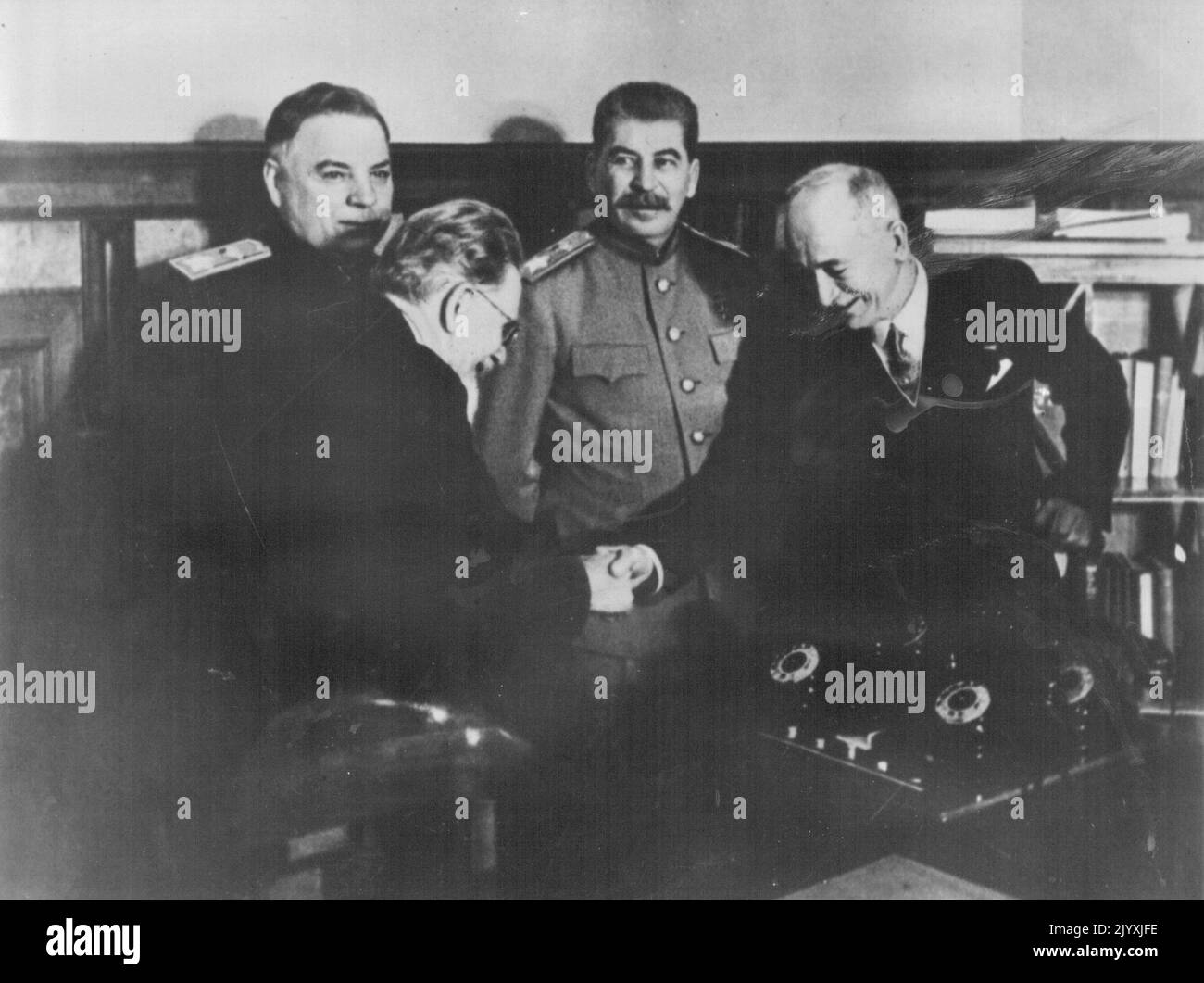 Mosca il Cremlino -- dopo la firma del trattato di amicizia reciproca assistenza e collaborazione postbellica tra l'URSS e la repubblica Cecoslovacca M. Kalinin e E. Benes stanno scuotendo le mani. In piedi sono J. Stalin e K. Voroshilow. Marzo 01, 1944. Foto Stock