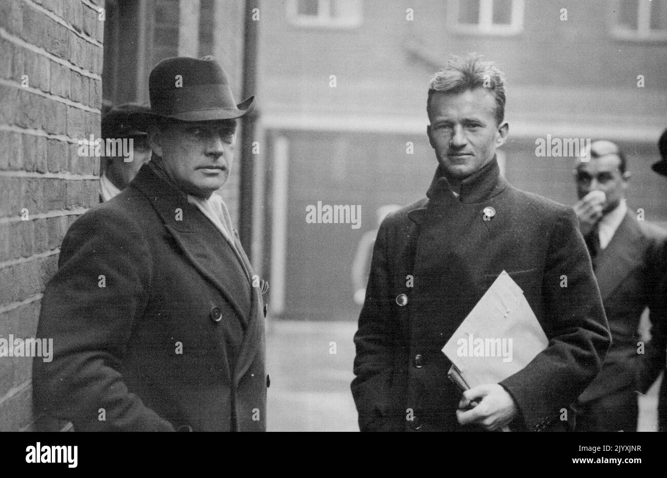 Capt. Neville Stack (a sinistra) il nuovo manager di Hillman's Airways e Flying Officer J. Kirton, pilota dell'aereo da cui il ***** Le sorelle du Bois sono saltate alla loro morte sopra Upminister, arrivando alla corte di polizia di Romford per l'inricerca. Febbraio 25, 1935. (Foto di Keystone). Foto Stock