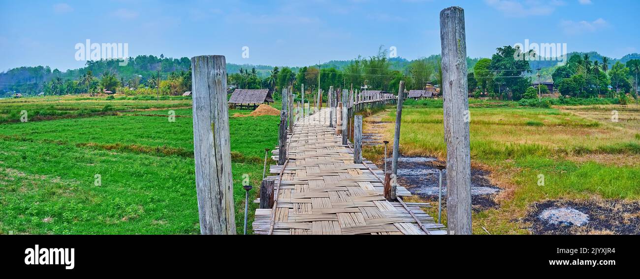 Panorama di su Tong Pae Bamboo Bridge, circondato da risaie e giardini del villaggio nel sobborgo di Mae Hong Son, Thailandia Foto Stock