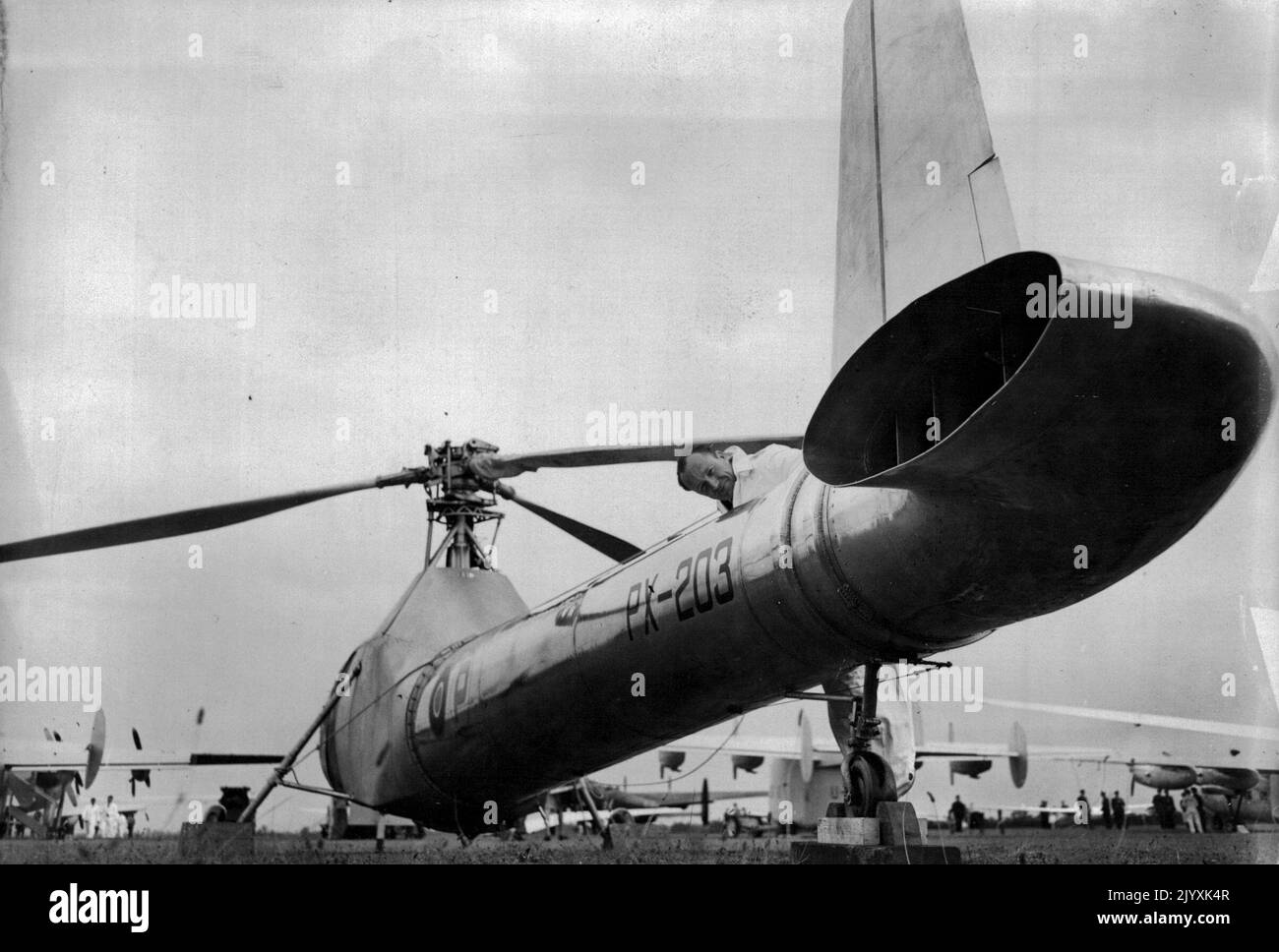 World's Greatest Air Show potenzierà le esportazioni britanniche - una vista insolita del 'Flying drainpipe' - l'elicottero Ciervr W.9. In questo velivolo la normale vite di compensazione della coppia alla coda è sostituita da uno sfiato attraverso il quale i gas che formano il motore vengono espulsi lungo la struttura tubolare della fusoliera. Seimila ospiti provenienti da molti paesi partecipano alla più grande mostra di aerei del mondo e al volo che ha aperto fino a oggi (martedì) al Handley-page aerodromo di Radlett, Herts, over70 diversi aerei, che vanno da aerei di linea giganti, aerei militari a propulsione jet e privv Foto Stock