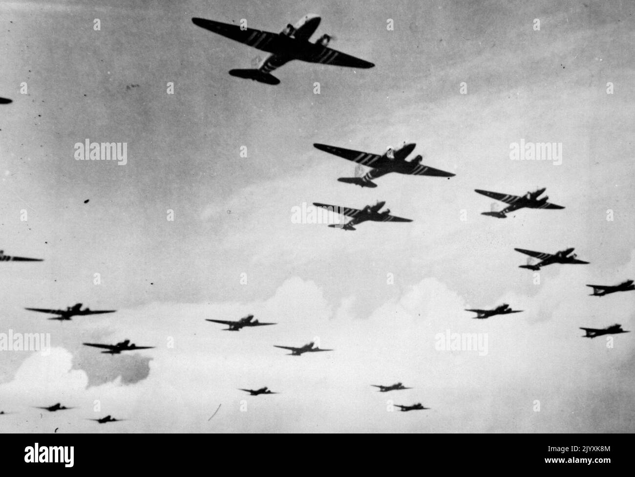 Operazione Uppercut -- i pannelli C-47 della truppa comando vettore del 12th U.S, Air Force con base nel Mediterraneo, corsa nelle nuvole carichi di paracadutisti duri e ben addestrati pronti a colpire il nemico dietro le linee. Questi aerei sono stati utilizzati per trasportare paracadutisti e due alianti carichi di truppe aeree che hanno fatto gli sbarchi iniziali nel sud della Francia sotto il generale Sir Henry Maitland Wilson, Comandante supremo alleato del Teatro Mediterraneo, il 15 agosto 1944. Settembre 25, 1944. (Foto di Mediterranean Allied Air Force Foto). Foto Stock