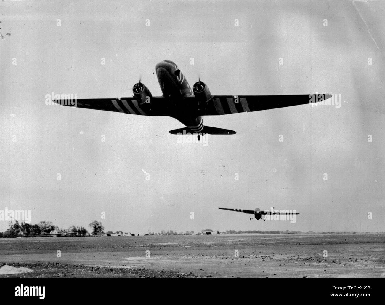 Una Nona Air Force Carrier Command Station -- Un trasporto C-47 è mostrato tirando un aliante di tipo 'Horsa' costruito in Inghilterra caricato con fanteria d'osso d'aria di Yank, nell'aria nella prima mattina del 6th. Giugno mentre la Nona truppa dell'aeronautica militare Carrier Command invia rinforzi al Para-Trooper caduto dietro la linea nazista in Francia all'inizio dello stesso giorno. Settembre 4, 1944. (Foto di U.S. Official photo). Foto Stock