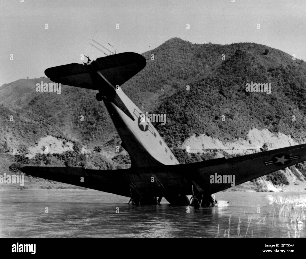 Combat Cargo -- il Combat Cargo Command è stato organizzato solo due anni fa e ha avuto un impressionante creazione di sicurezza legati uomini è stato ferito, ma il lavoro di sollevamento aereo non è senza i suoi problemi. Questo C-47 ha colpito un filo stretto e il pilota ha atterrato la coda in su. Ma nessuno è stato ferito. Settembre 19, 1952. (Foto di United Press). Foto Stock