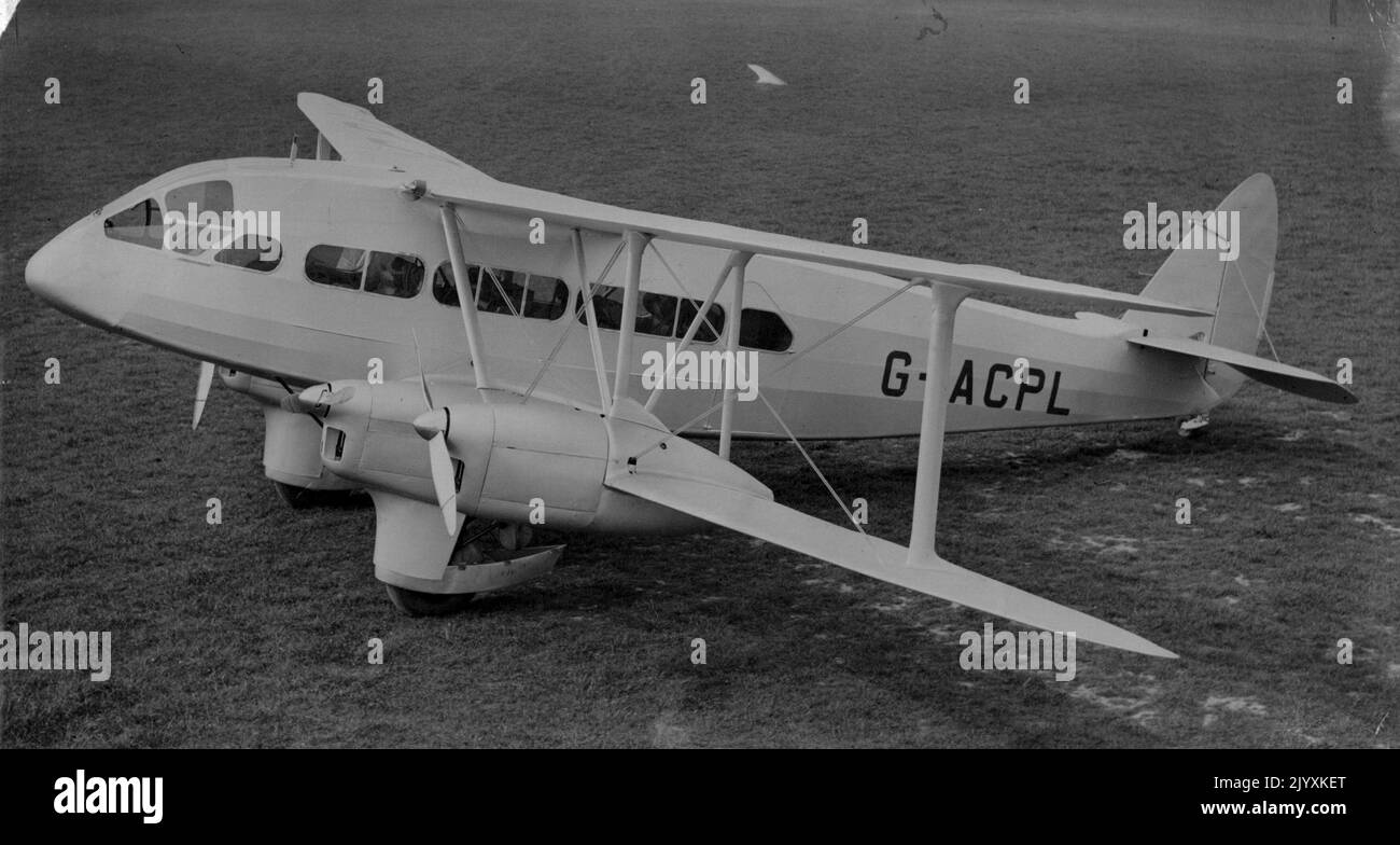 Trial Trial Trip of Express Air Line - la Diana fotografata all'aeroporto di Hatfield questo pomeriggio 22 maggio. Il Diana, il nuovo aereo di linea espresso De Havilland, il più veloce quattro aerei a motore al mondo, è stato dimostrato all'aeroporto di Hatfield questo pomeriggio 22 maggio. La macchina opererà la sezione della tratta Australia tra Singapore e Brisbane. Farà un tour della Gran Bretagna come parte del programma dell'impero Air Day. Luglio 02, 1934. (Foto per pressione associata Foto) Foto Stock