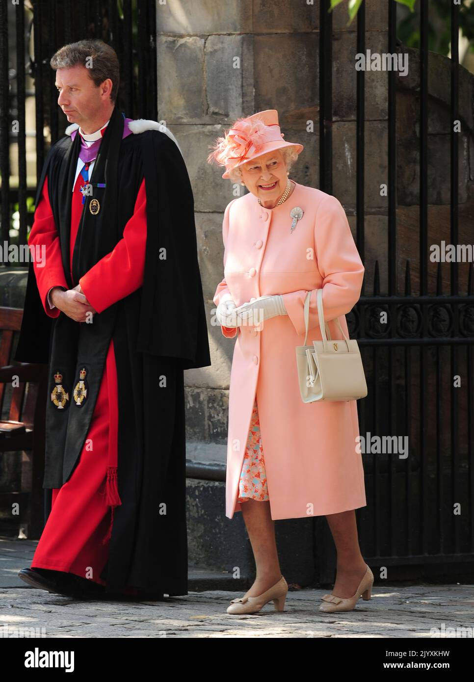 Foto del file datata 30/7/2011 della Regina Elisabetta II indossando un vestito Stewart Parvin mentre lasciava Canongate Kirk sul Royal Mile di Edimburgo in seguito al matrimonio di Zara Phillips e Mike Tindall. Elisabetta II era famosa per il suo amore per i colori a blocchi e cappelli coordinati e la sua moda divenne una parte leggendaria del suo ruolo di monarca. La regina una volta è stata descritta come "medicazione di potere in extremis" per l'uso di sfumature vibranti per farsi notare dalla folla, mentre i suoi cappelli le hanno permesso di essere facilmente avvistata, ma erano abbastanza piccole in modo che il suo volto era visibile. Data di emissione: Giovedì 8 settembre 2022. Foto Stock