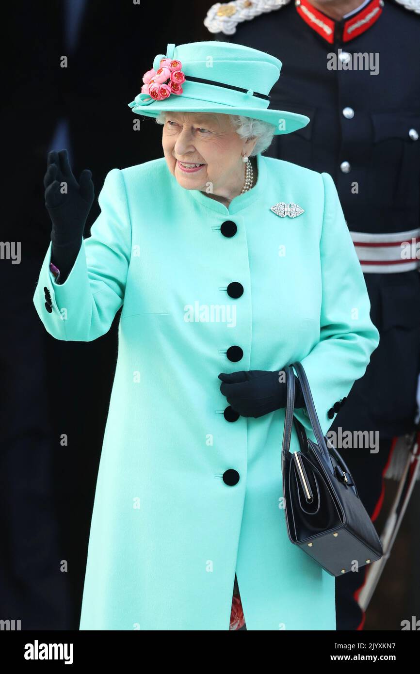 File foto datata 19/10/2018 della Regina Elisabetta II in arrivo per una visita al centro commerciale Lexicon di Bracknell. Elisabetta II era famosa per il suo amore per i colori a blocchi e cappelli coordinati e la sua moda divenne una parte leggendaria del suo ruolo di monarca. La regina una volta è stata descritta come "medicazione di potere in extremis" per l'uso di sfumature vibranti per farsi notare dalla folla, mentre i suoi cappelli le hanno permesso di essere facilmente avvistata, ma erano abbastanza piccole in modo che il suo volto era visibile. Data di emissione: Giovedì 8 settembre 2022. Foto Stock