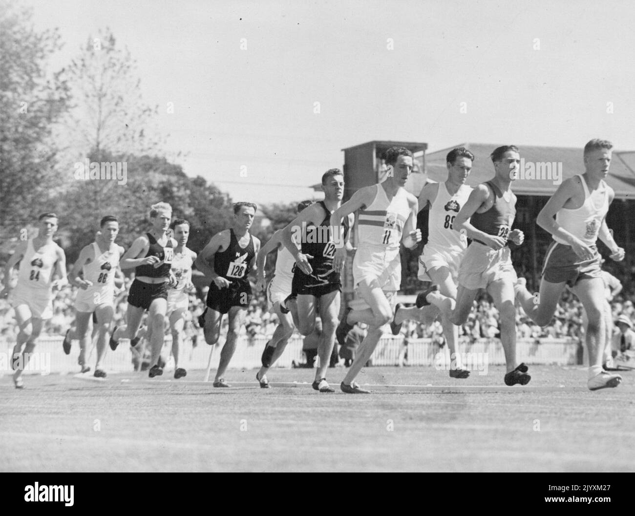 Empire Games Athletics secondo giorno 7 febbraio. Il campo che si abbassa nell'evento Three Miles. Il vincitore L. Eyre, dell'Inghilterra, è quarto da destra. Febbraio 16, 1950. Foto Stock