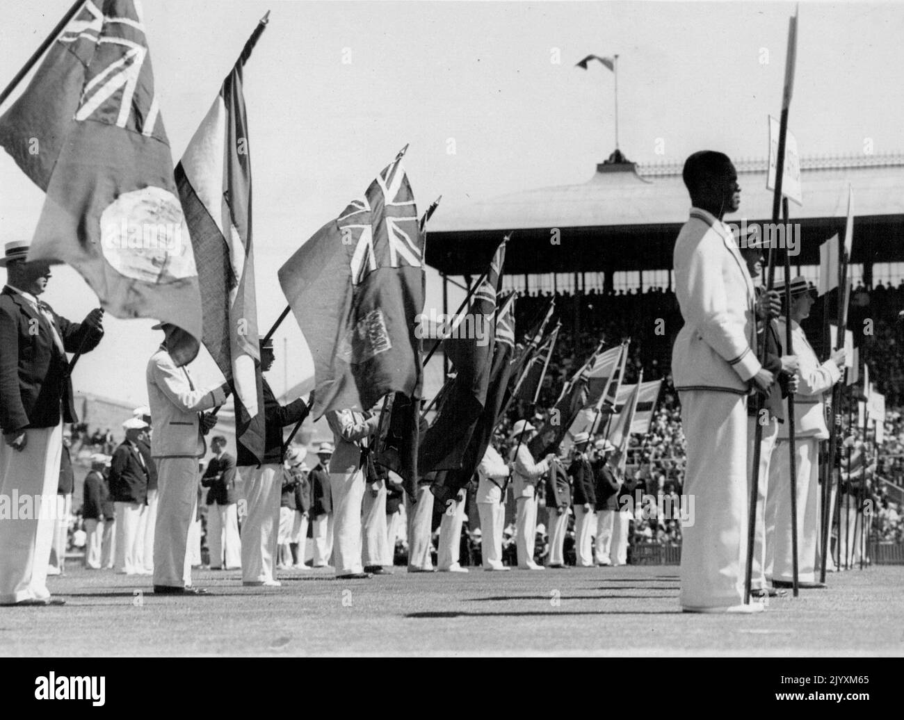 Empire Games al Sydney Cricket Ground le bandiere delle nazioni dell'Impero colorarono il Sydney Cricket Ground quando i primi Giochi dell'Impero d'Australia furono aperti prima del Covernor del nuovo Galles del Sud, Lord Wakehurst. Mentre suonavano le band e suonavano le trombe, i come furono lanciati davanti ad una folla enorme. Luglio 18, 1938. Foto Stock