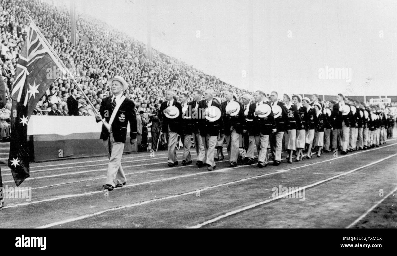 Australian Athletes Parade --immergendo la bandiera bassa, la squadra australiana parata rivedendo stand a British Empire Games cerimonia di apertura qui tardi oggi. Le squadre di 25 paesi hanno partecipato alle partite fino al 7 agosto. Luglio 30, 1954. (Foto di AP Wirephoto) Foto Stock