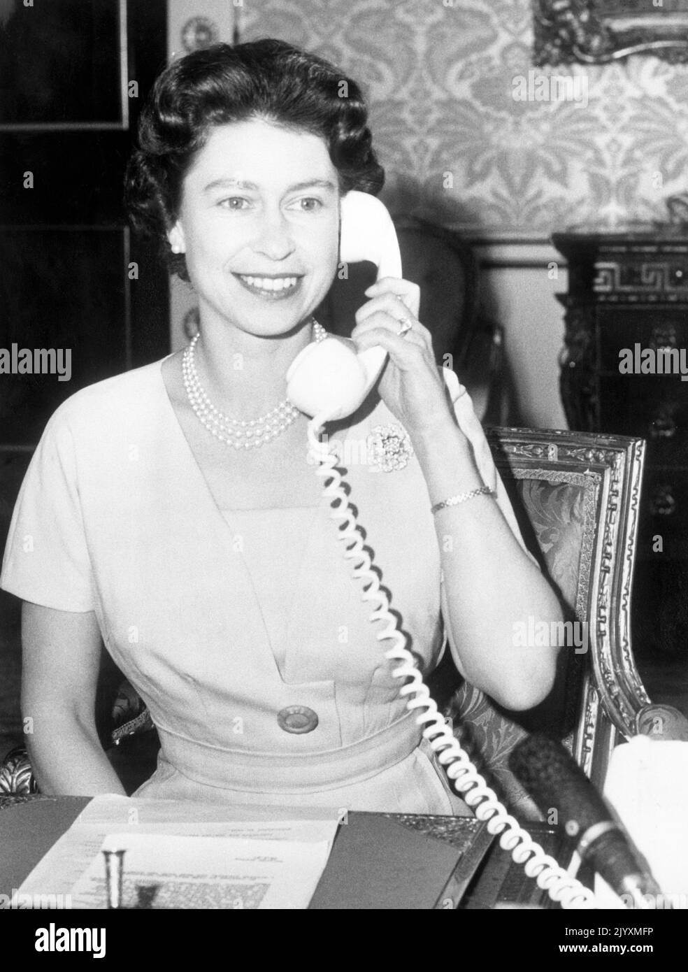 Foto del file datata 19/12/1961 della Regina Elisabetta II che parla con John Diefenbaker, primo Ministro del Canada, inaugurando il cavo CANTAT (Canadian Trans-Atlantic Telephone) facendo la prima chiamata a Ottawa. La vita della Regina era ricca di tradizione, ma teneva il passo con i vasti progressi tecnologici che si verificarono durante il suo regno. Ha visto l'avvento della televisione a colori popolare, telefoni cellulari, Internet e social media e ha tenuto il pubblico e riunioni in videoconferenza. Data di emissione: Giovedì 8 settembre 2022. Foto Stock