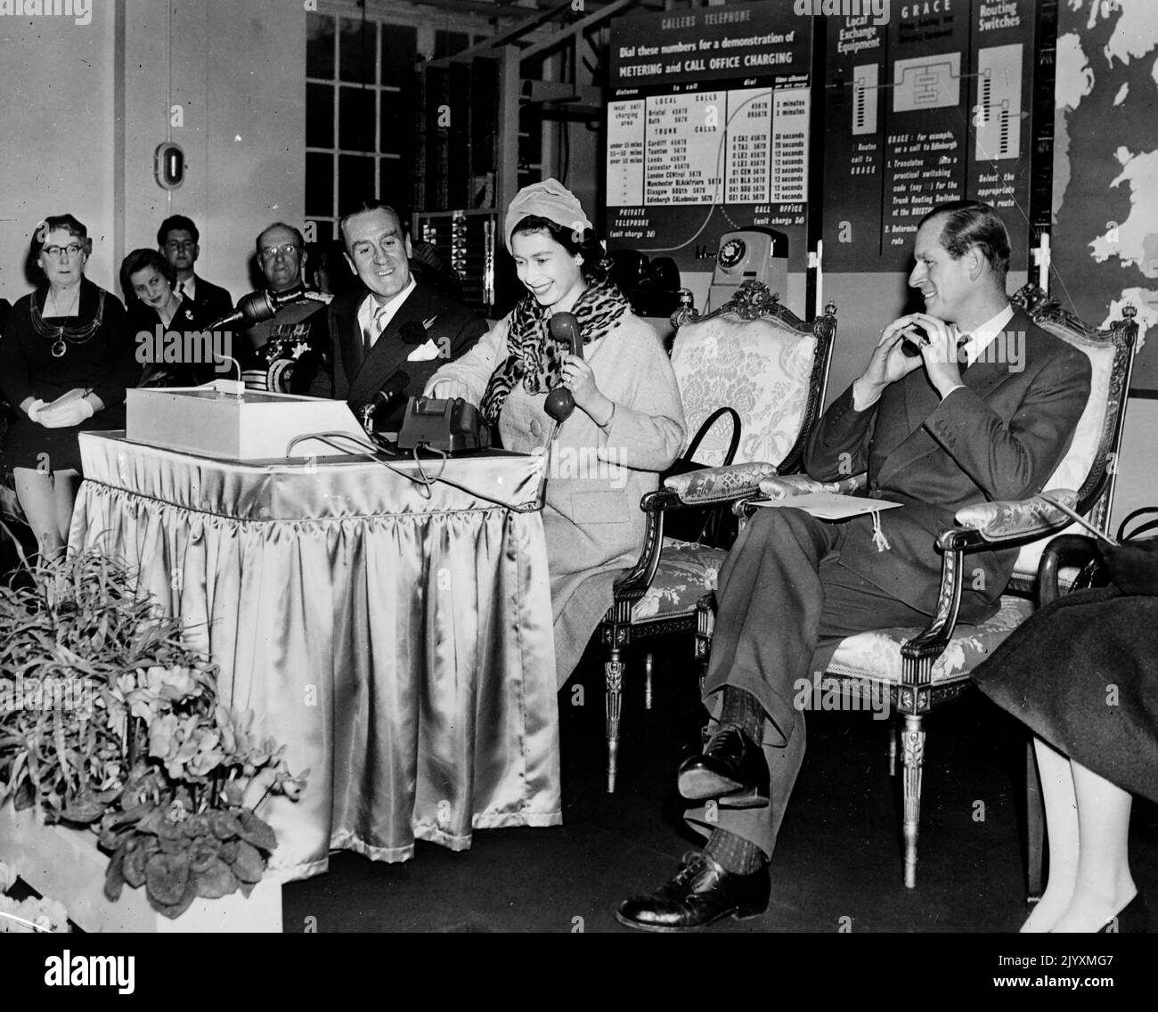 Foto del file datata 5/12/1958 del Duca di Edimburgo guardando (a destra) come la regina Elisabetta II effettua la prima chiamata telefonica a lunga distanza effettuata senza l'aiuto di un operatore presso la centrale telefonica di Bristol. Chiamò il Signore Provost di Edimburgo la vita della Regina fu immersa nella tradizione, ma tenne il passo con i vasti progressi tecnologici che si verificarono durante il suo regno. Ha visto l'avvento della televisione a colori popolare, telefoni cellulari, Internet e social media e ha tenuto il pubblico e riunioni in videoconferenza. Data di emissione: Giovedì 8 settembre 2022. Foto Stock
