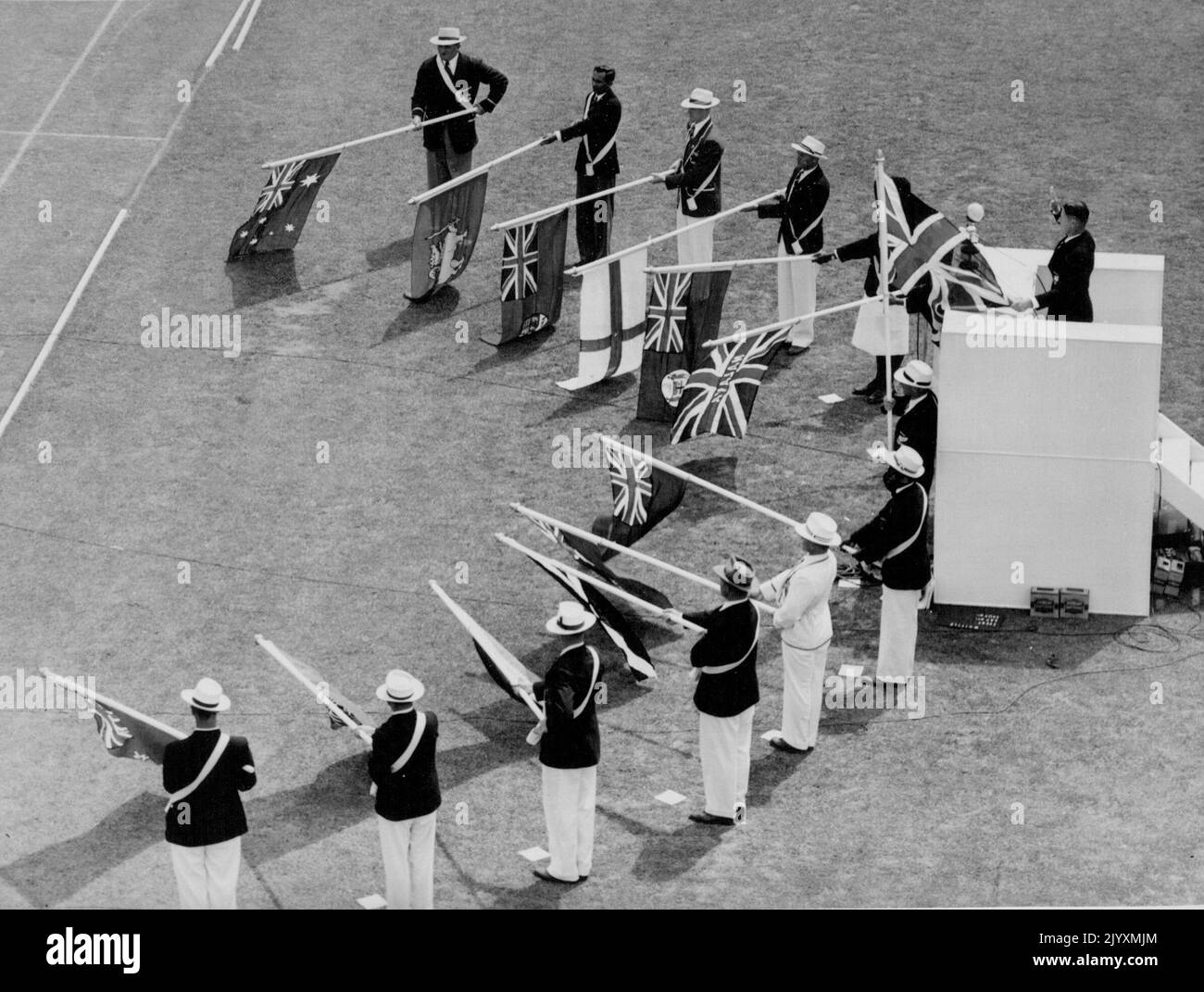 Cerimonia di apertura degli Empire Games all'Eden Park, febbraio 4. Stan Lay, capitano della squadra neozelandese, prendendo il giuramento del dilettantismo con le bandiere dell'Impero abbassate. Febbraio 22, 1950. Foto Stock