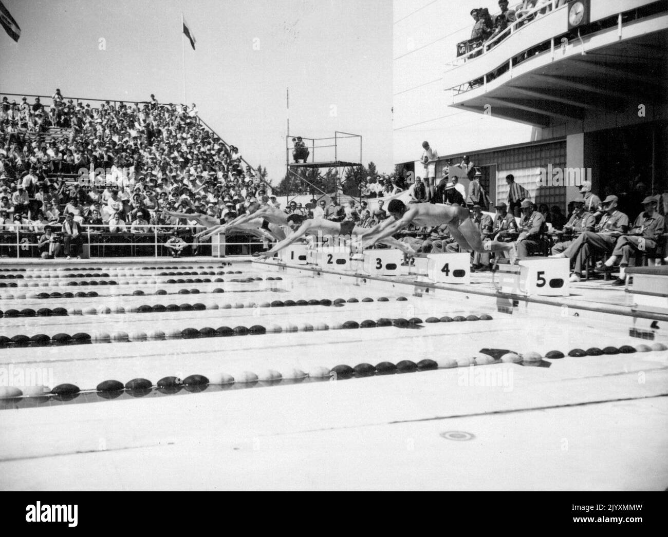 Inizio della terza gara di nuoto freestyle di 110 metri per gli uomini di calore. In corsie: No.1,D.G. Ford, so. Africa,5th. No.2, C. J. Weld, Australia, FIRST; No.3, Edward Simpson, Canada,4th; No.4, R.N. Roberts, Inghilterra, 3rd, E No.59 B.A.Roper, Giamaica, 2nd. Luglio 31, 1954. (Foto per foto stampa associata) Foto Stock