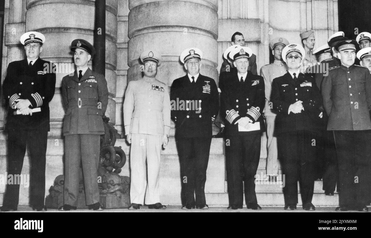 Comitato militare delle Nazioni Unite ad Annapol -- sui gradini di Bancroft Hall presso l'Accademia Navale degli Stati Uniti ad Annapolis, MD., maggio 29 durante una visita del Comitato militare delle Nazioni Unite sono lasciati a destra, Capt. Wells Field, capo del dipartimento di ingegneria elettrica dell'Accademia; Air Chief Marshall Sir Guy Garrod del Regno Unito; Gen. Shan Chen della Cina; Vice ADM. Aubrey Fitch, USN, suppt of the U.S. Naval Academy; ADM. Sir Henry Moore del Regno Unito; Air Marshall M. Valin di Francia e Lt. Gen. A.R. Sharapov dell'URSS. 30 maggio 1946. (Foto per foto stampa associata). Foto Stock