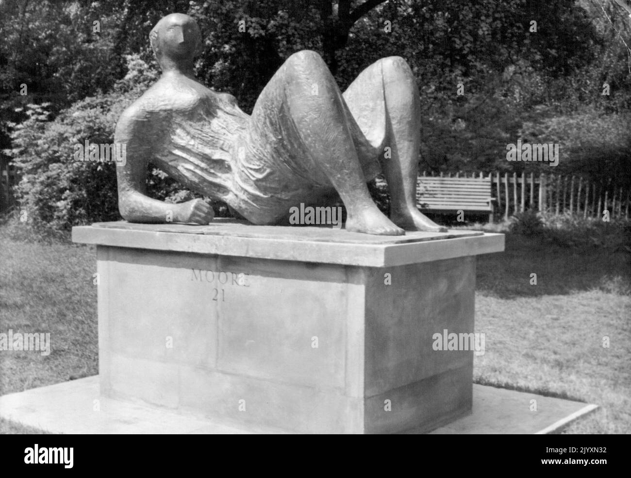 Scultura all'aria aperta -- la 'figura drappeggiato di riclining' di Henry Moore in bronzo è vista nel London Country-Council Third International Exhibition of Sculpture che apre a Holland Park, Londra, il 28th maggio. 27 maggio 1954. (Foto per foto stampa associata). Foto Stock