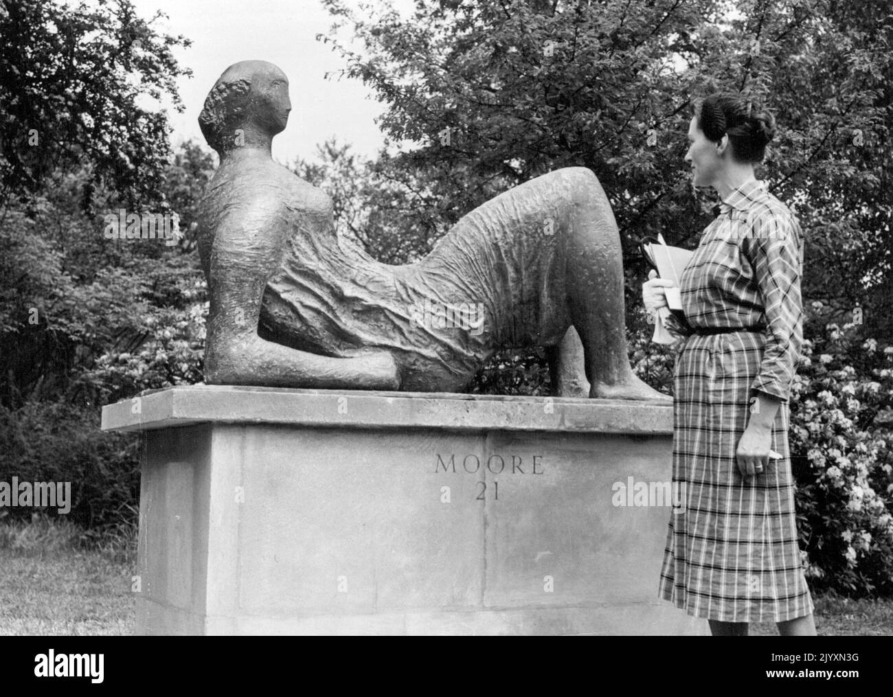 Holland Park Exhibition of Sculpture -- figura drappeggiato sdraiato di Henry Moore. 27 maggio 1954. (Foto di Daily Mail Contract Picture). Foto Stock
