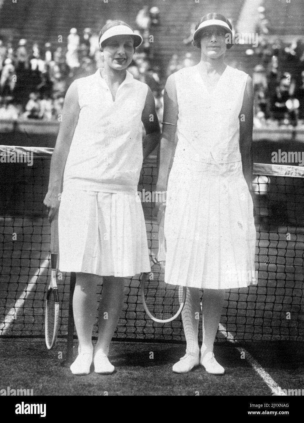 Incontro per la National Tennis Crown -- Helen Wills di Berkely, California, difende il suo titolo di National Tennis per la quinta volta oggi contro la signora Phoebe Watson (a destra) della squadra inglese wightman Cup, nel round finale delle singole donne sulle colline boschive, L.I. Ottobre 27, 1949. (Foto di International newsreel Photo). Foto Stock