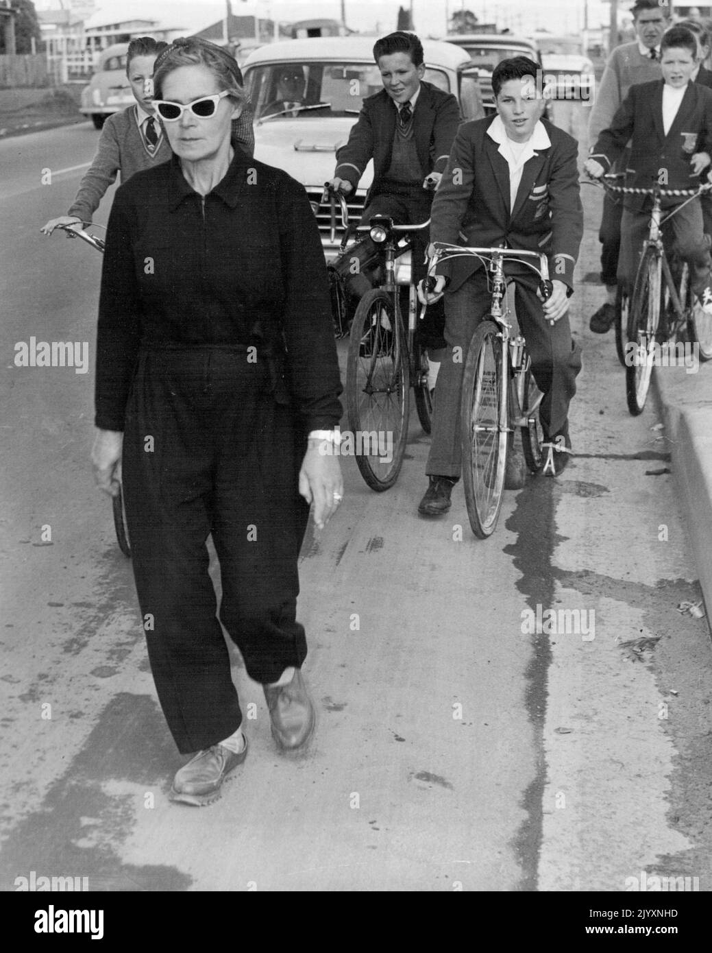 La dott.ssa Barbara Moore è seguita dai ragazzi delle scuole in bicicletta sulle grandi Highland occidentali. Agosto 02, 1940. (Foto di Rice/Fairfax Media). Foto Stock