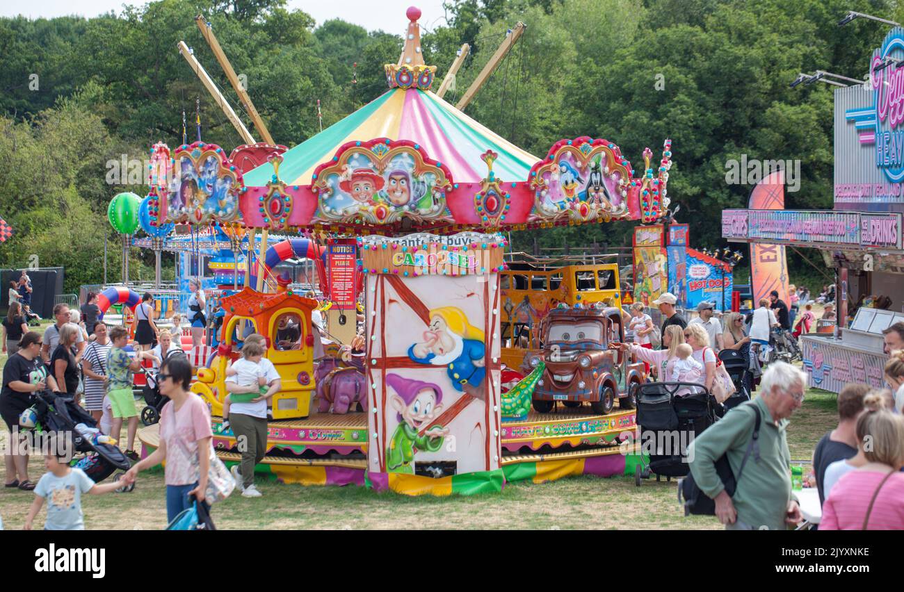 Chelmsford, Essex, Gran Bretagna, 2022 famiglie che si godono la Fiera allo Hylands Park Funfair con giostre tradizionali del terreno fieristico Carousel. Foto Stock